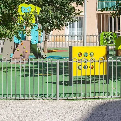 Clôture d’aire de jeux en épingle