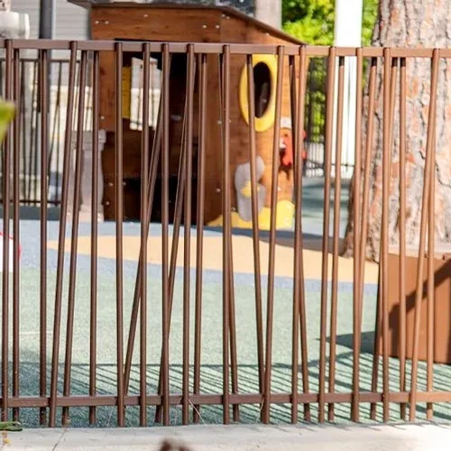 Clôture à barreaux pour aire de jeux