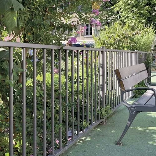 Clôture métallique à barreaudage pour aire de jeux d'enfants