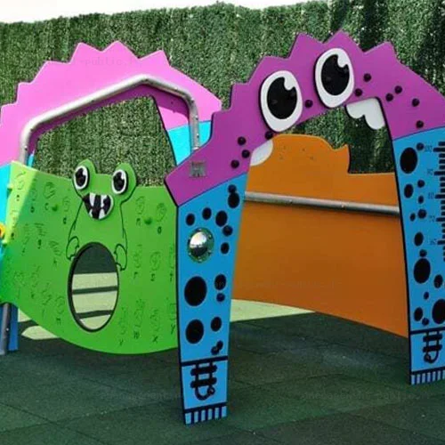 Jeu d’éveil pour aires de jeux inclusives sur le thème des monstres