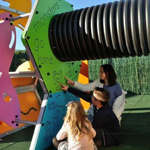Structure multi-activités pour aires de jeux sur le thème des monstres