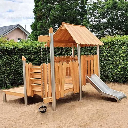 Cabane en bois de robinier pour aires de jeux extérieures.