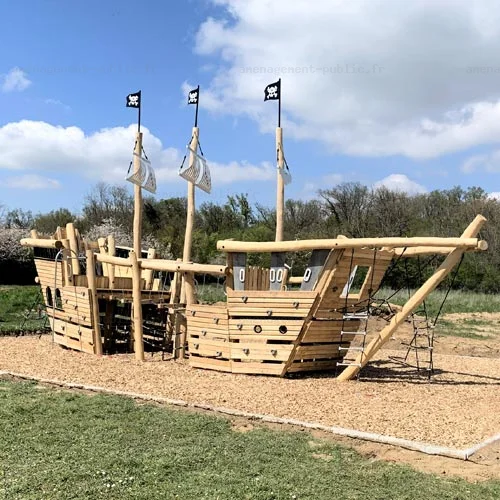 Réalisations de bateau en robinier pour aire de jeux