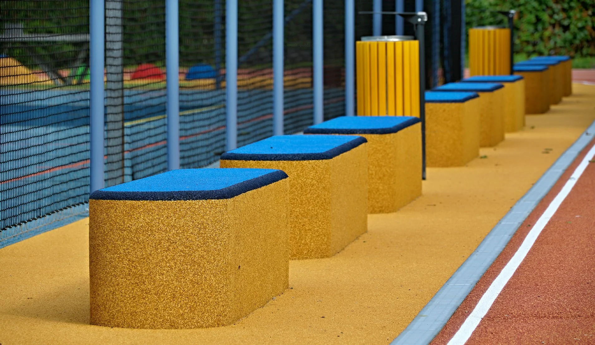 Mobilier en EPDM pour les aires de jeux et les cours d'écoles