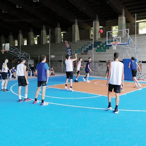 Terrain de basket-ball réalisé en dalles clipsables