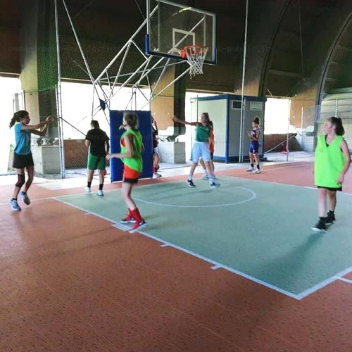 Terrain de basket-ball réalisé en dalles clipsables
