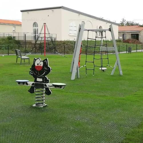 Sol d'une aire de jeux en dalles alvéolées Grassécurité