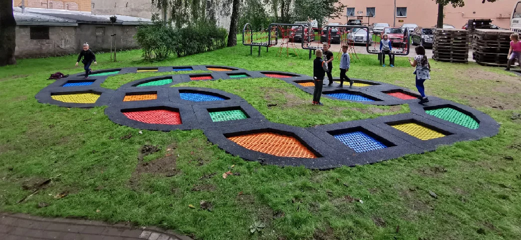 Trampolines enterrés - un moyen intéressant de rendre le terrain de jeu plus attrayant