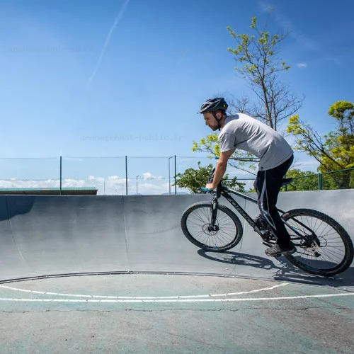 Aménagement circuit pumptrack en polyester