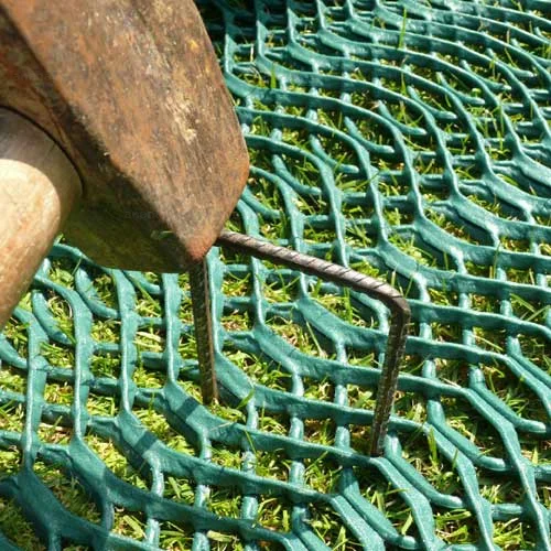 Piquets de fixation en acier pour pose de grille de renfort sur gazon